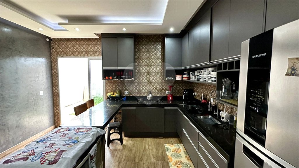 Sobrado a venda com 3 dormitorios sendo 1 suite com closet e varanda no bairro Arcoville
