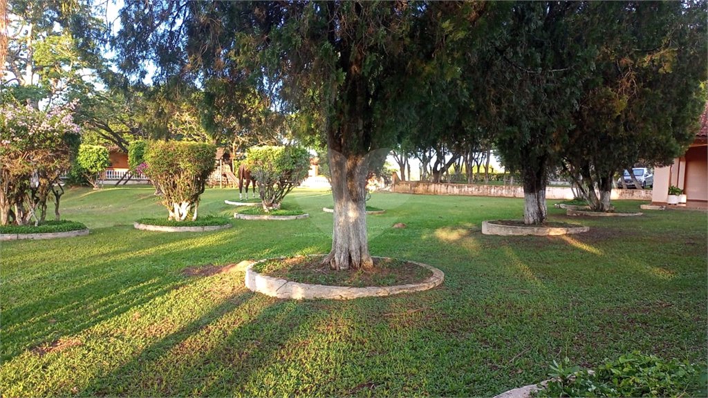 Casa à venda com 5 quartos, sendo 1 suíte, no condomínio Village da Serra, Araçoiaba da Serra - SP
