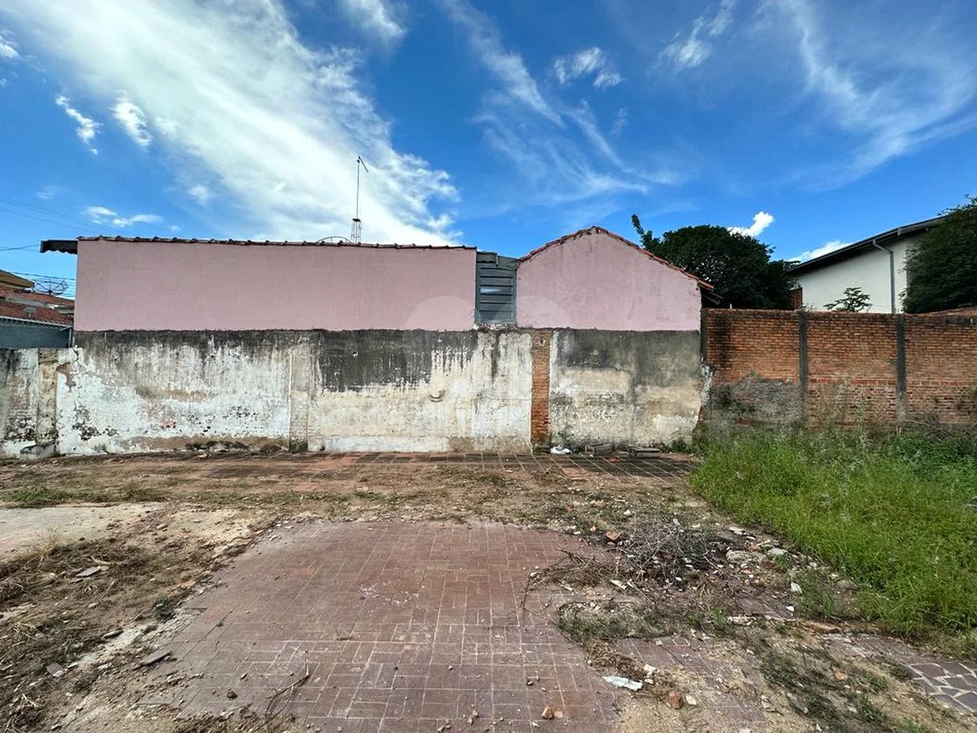 Terreno residencial com vocação comercial à venda no bairro Jaraguá. - 300 m² - 10x30 + acesso a área verde (50 m²)