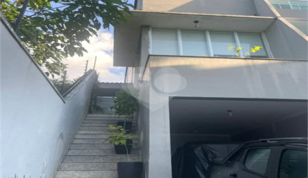 Sobrado à venda com 3 suítes em Horto, São Paulo, SP