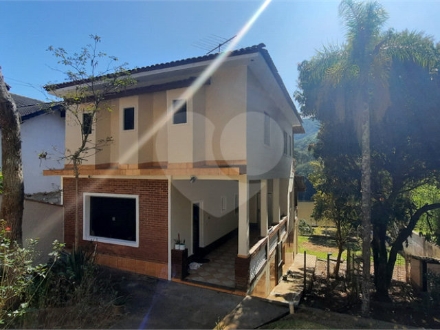 Casa à venda com 3 quartos, sendo 2 suítes,  no condomínio Sausalito, Mairiporã - SP