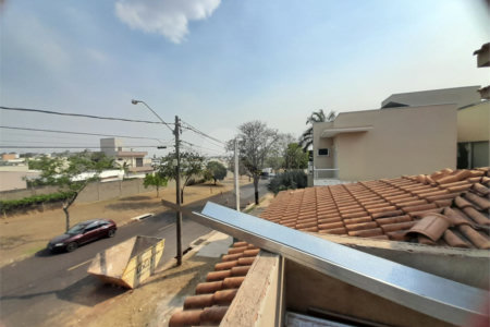 Casa em Construção com Área Gourmet e Piscina no Condomínio Damha II