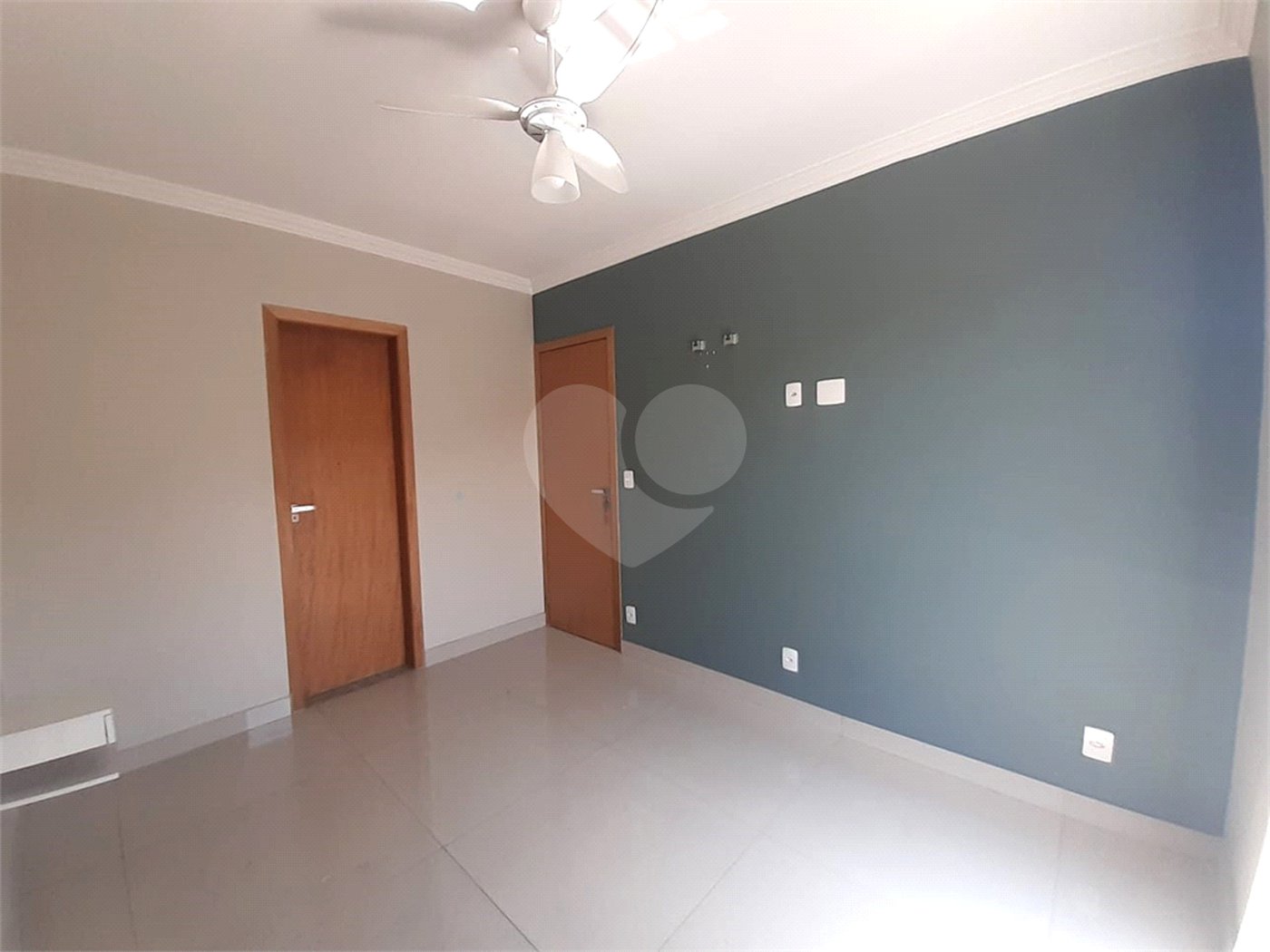 Casa à venda com 3 quartos, sendo 1 suíte, no condomínio Apeu, São Paulo - SP