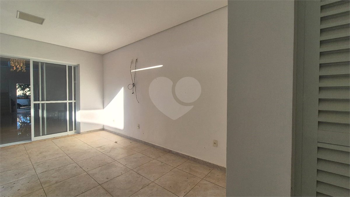 Casa à venda com 3 quartos, sendo 1 suíte, no condomínio Lago da Serra, Araçoiaba da Serra - SP