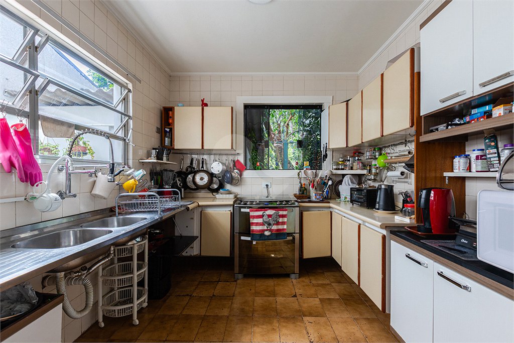 Sobrado à venda com 4 quartos, sendo 2 suítes,  em Vila Madalena, São Paulo, SP