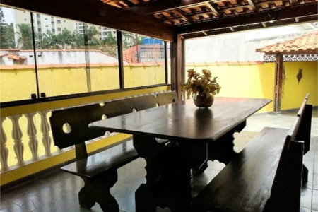 Casa térrea no centro comercial do Taboão da Serra,