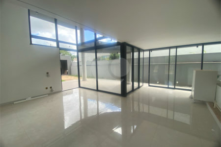 Casa à Venda no Condomínio Damha III