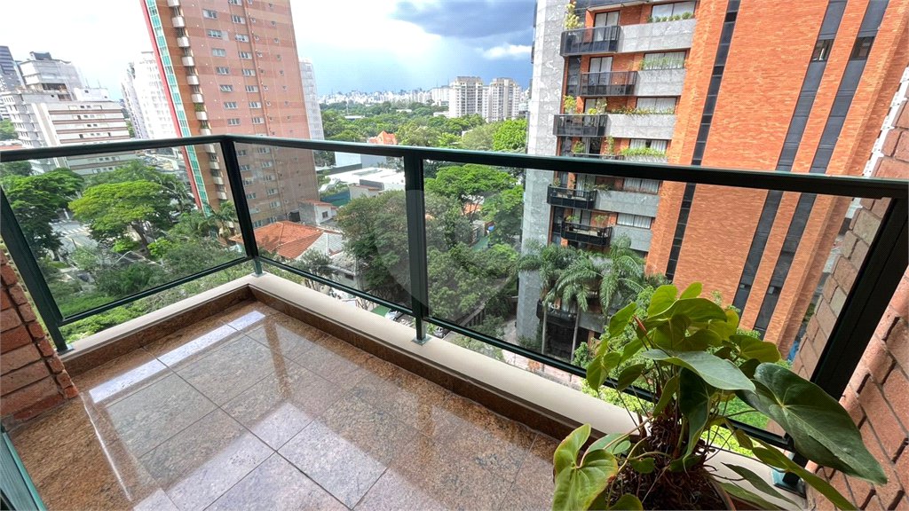 Apartamento à venda com 3 suítes em Moema, São Paulo, SP