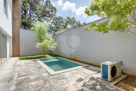 Casa à venda com 4 quartos, sendo 3 suítes, no condomínio Jardim Flora, São Paulo - SP