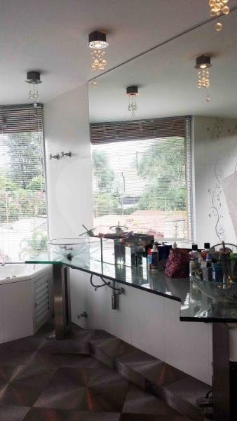 Sobrado à venda com 4 quartos, sendo 2 suítes, em Alto da Boa Vista, São Paulo, SP