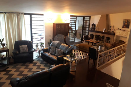 Casa à venda com 3 quartos, sendo 1 suíte, em Campo Belo, São Paulo, SP