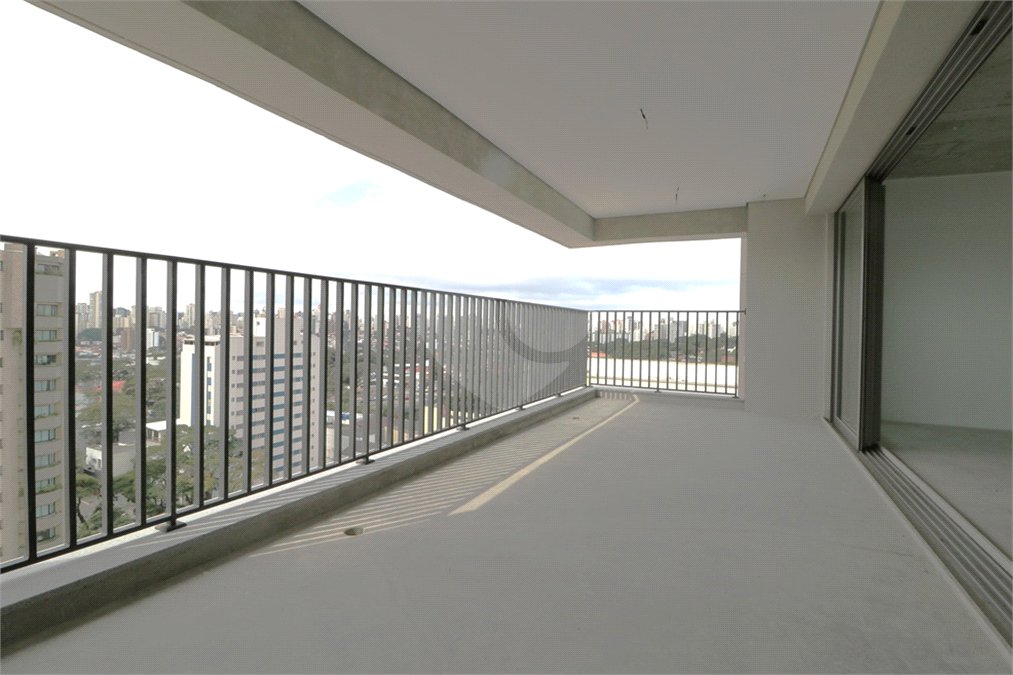 Apartamento à venda com 3 suítes em Moema, São Paulo, SP