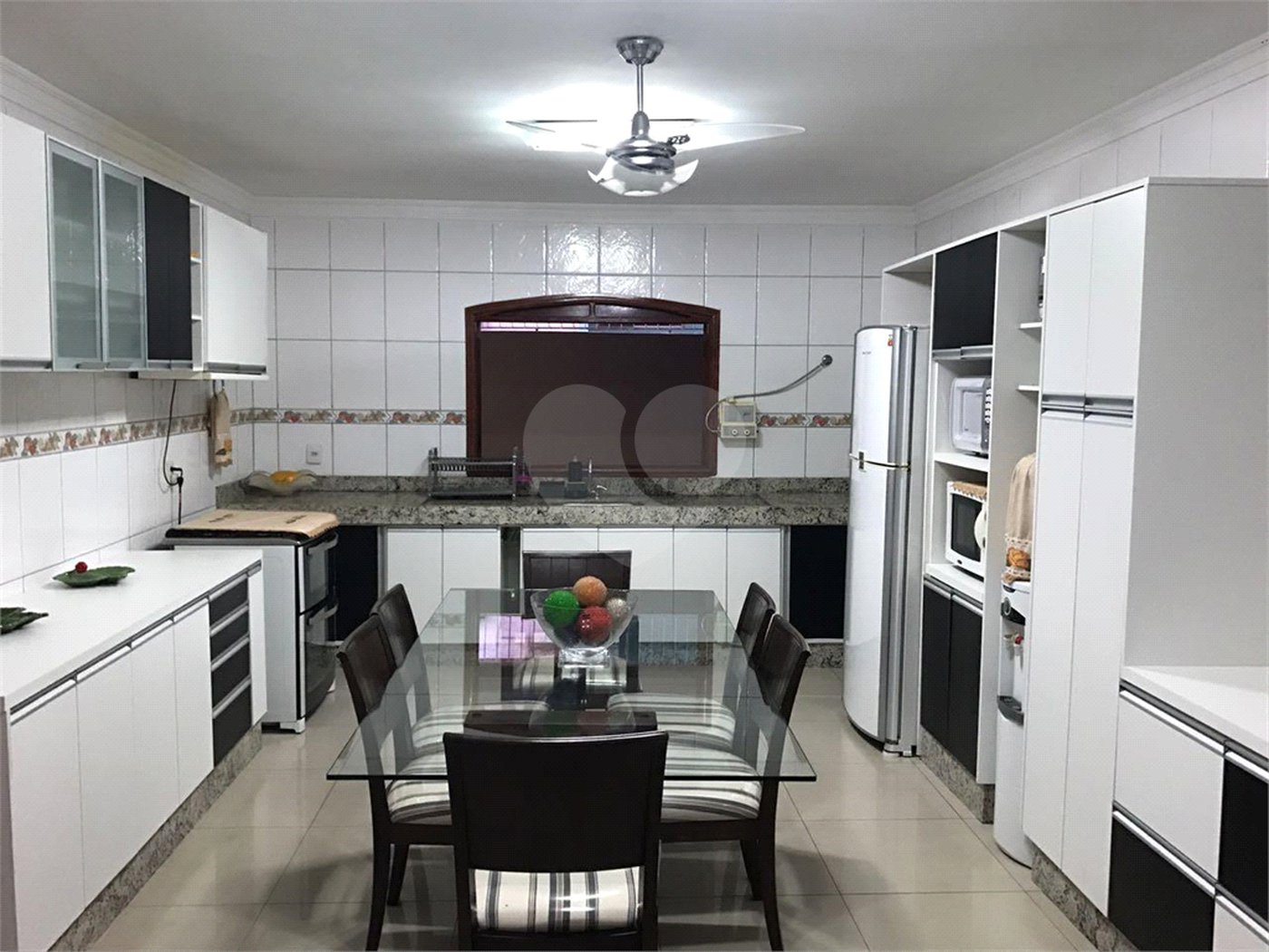 Sobrado à venda com 3 quartos, sendo 2 suítes, em Jardim Tropical, Cuiabá, MT