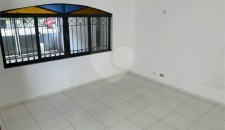Casa espaçosa com 3 quartos, suíte, quintal e 2 vagas na Vila Santa Catarina
