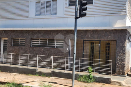 Sobrado à venda com 4 quartos, sendo 1 suíte, no Centro, Araraquara, SP