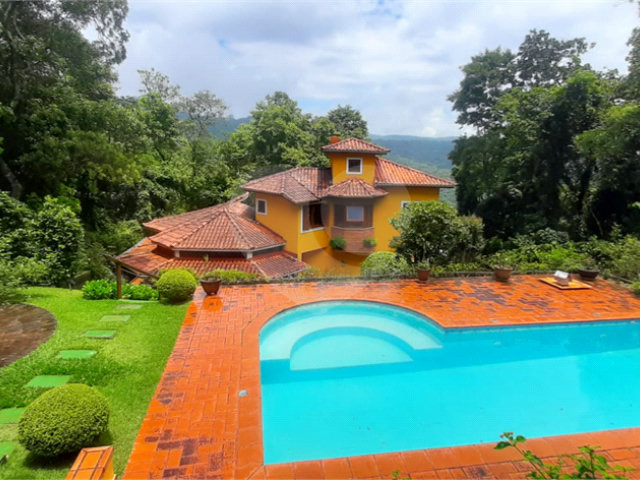Casa à venda com 5 quartos, sendo 4 suítes,  no condomínio Alpes da Cantareira, Mairiporã - SP