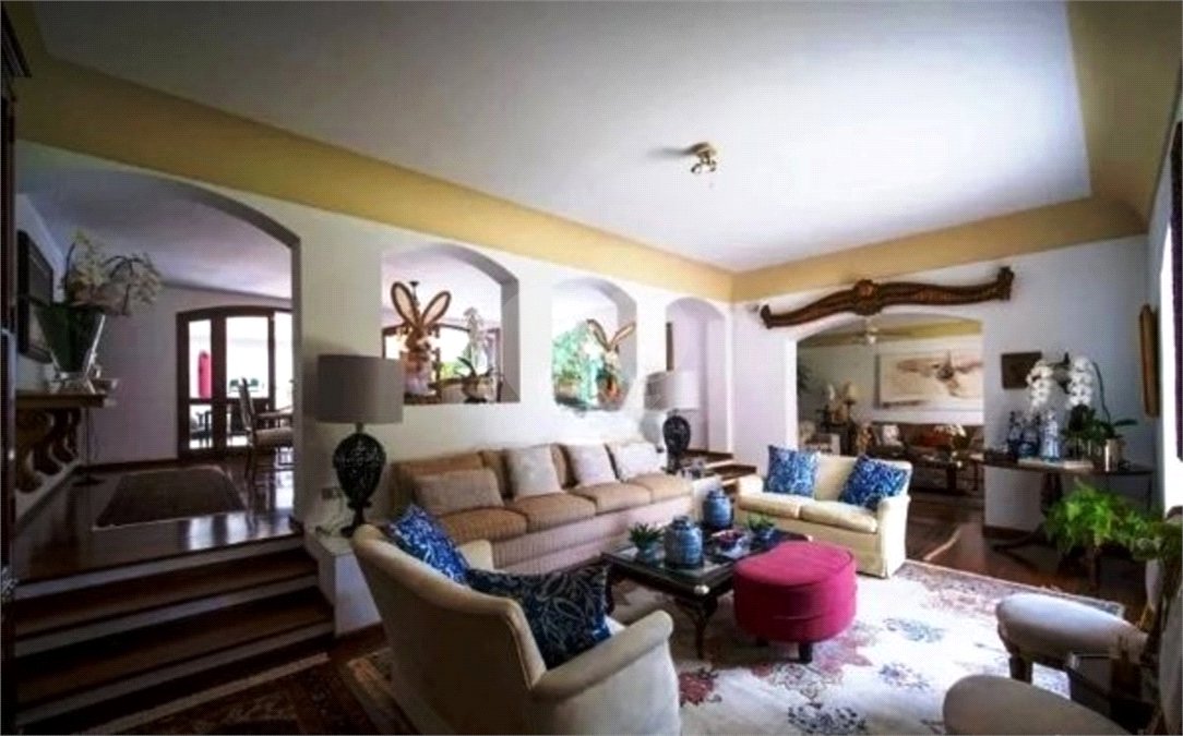 Casa à venda com 5 quartos, sendo 2 suítes,  em Jardim Everest, São Paulo, SP