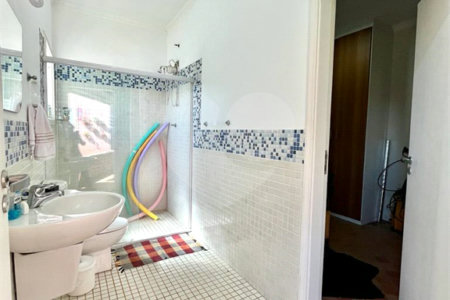 Casa à venda com 5 quartos, sendo 3 suítes, no condomínio Santa Teresa 1, Vinhedo - SP