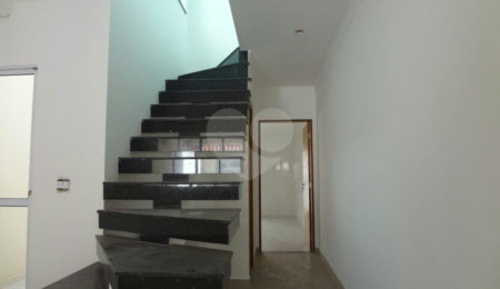 Sobrado à venda com 3 suítes em Vila Romero, São Paulo, SP