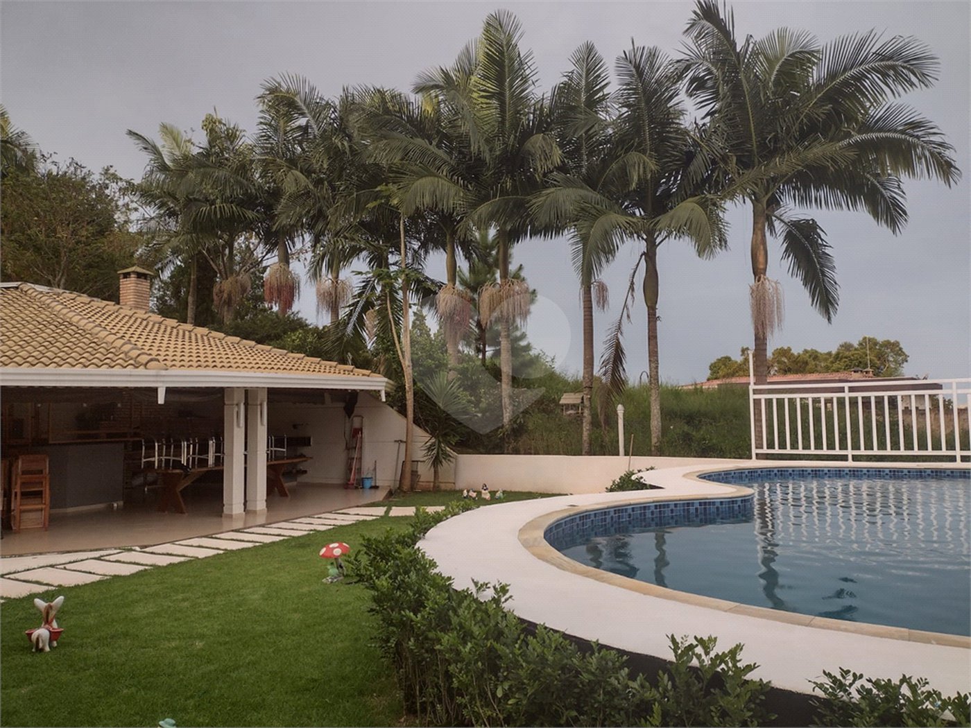 Casa à venda com 5 quartos, sendo 4 suítes, no condomínio Clube Florada Suzano, Suzano - SP