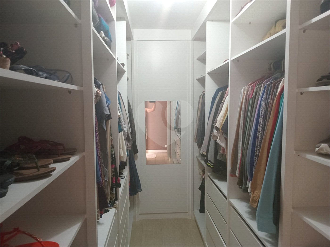 Casa à venda com 4 quartos, sendo 3 suítes, no condomínio Arco Iris, Atibaia - SP