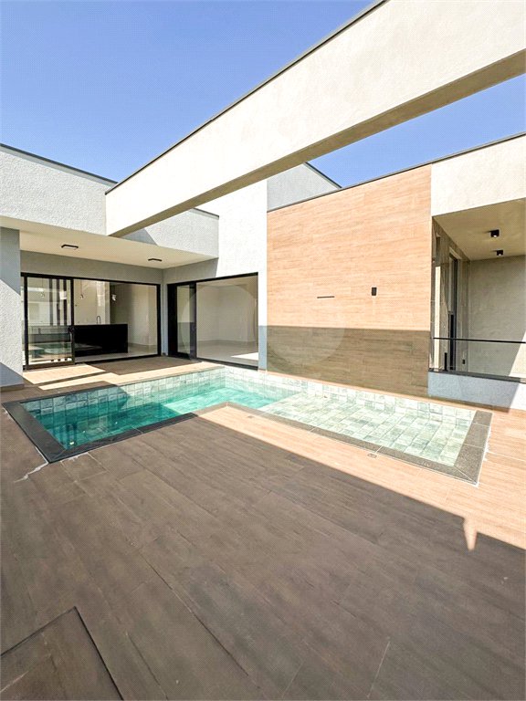Casa à venda com 3 quartos, sendo 1 suíte, no condomínio Residencial Mont'alcino, Valinhos - SP