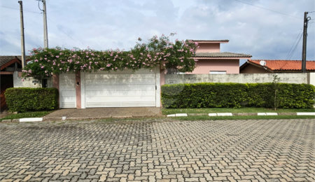 Casa à venda com 4 quartos, sendo 1 suíte,  no condomínio Jardim Shangri-lá, Atibaia - SP