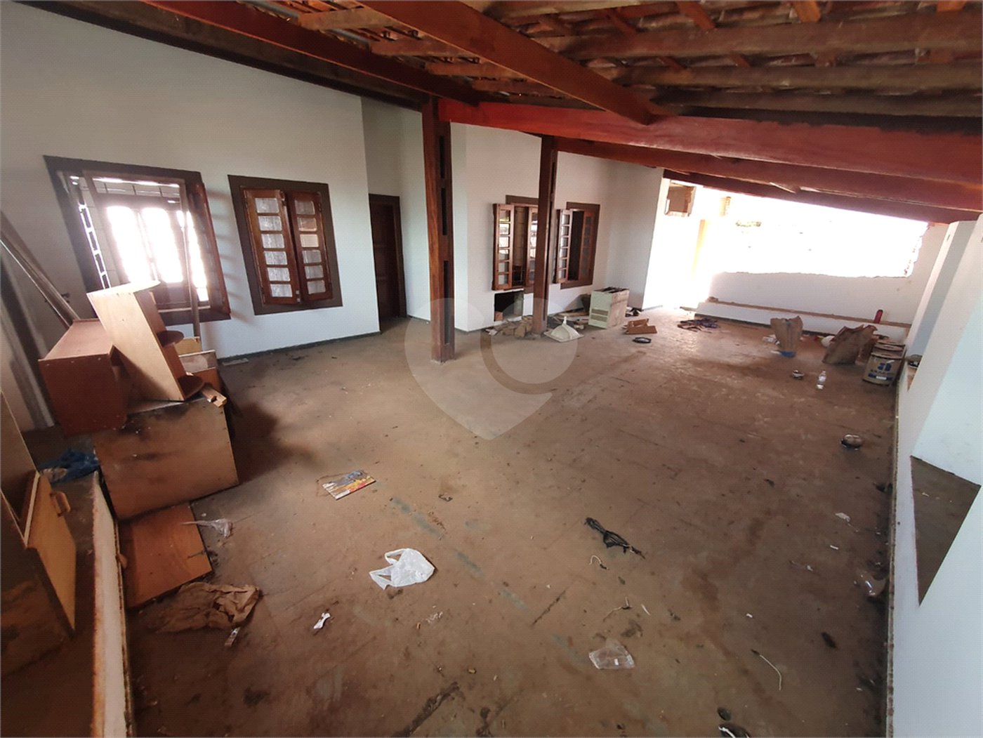 Casa térrea com 5 dormitórios, sendo 2 suítes.