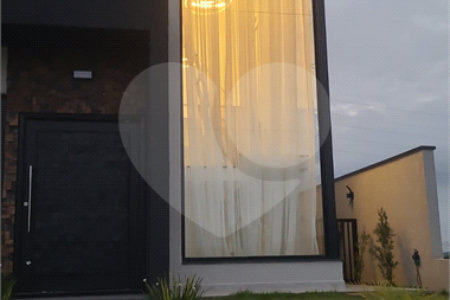 Linda casa em condomínio fechado, unindo conforto, lazer e segurança para você e sua família!
