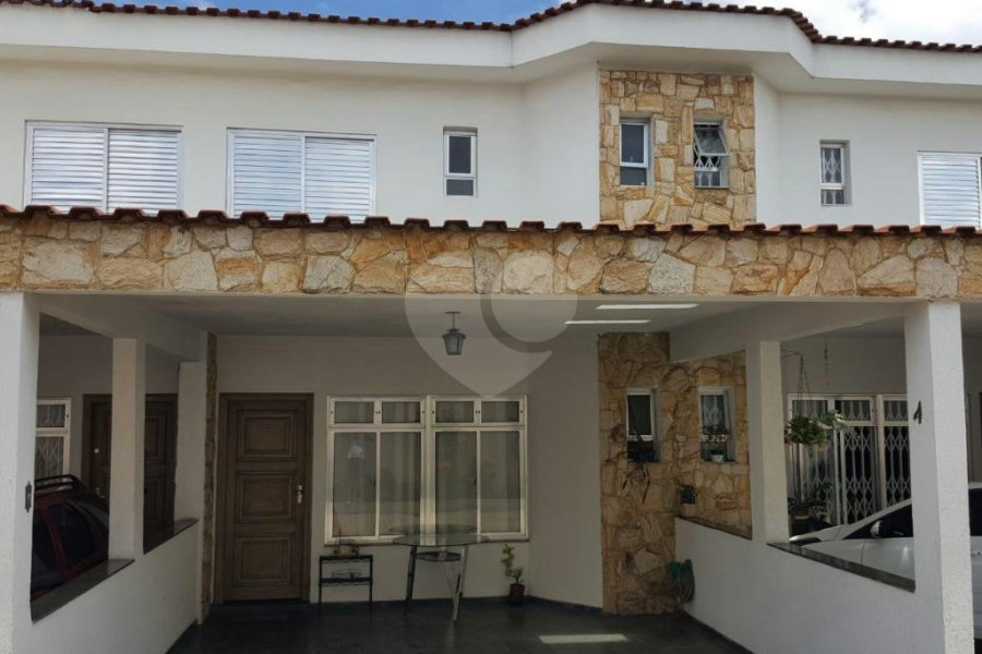 Casa à venda com 3 suítes no condomínio Village, São Paulo - SP