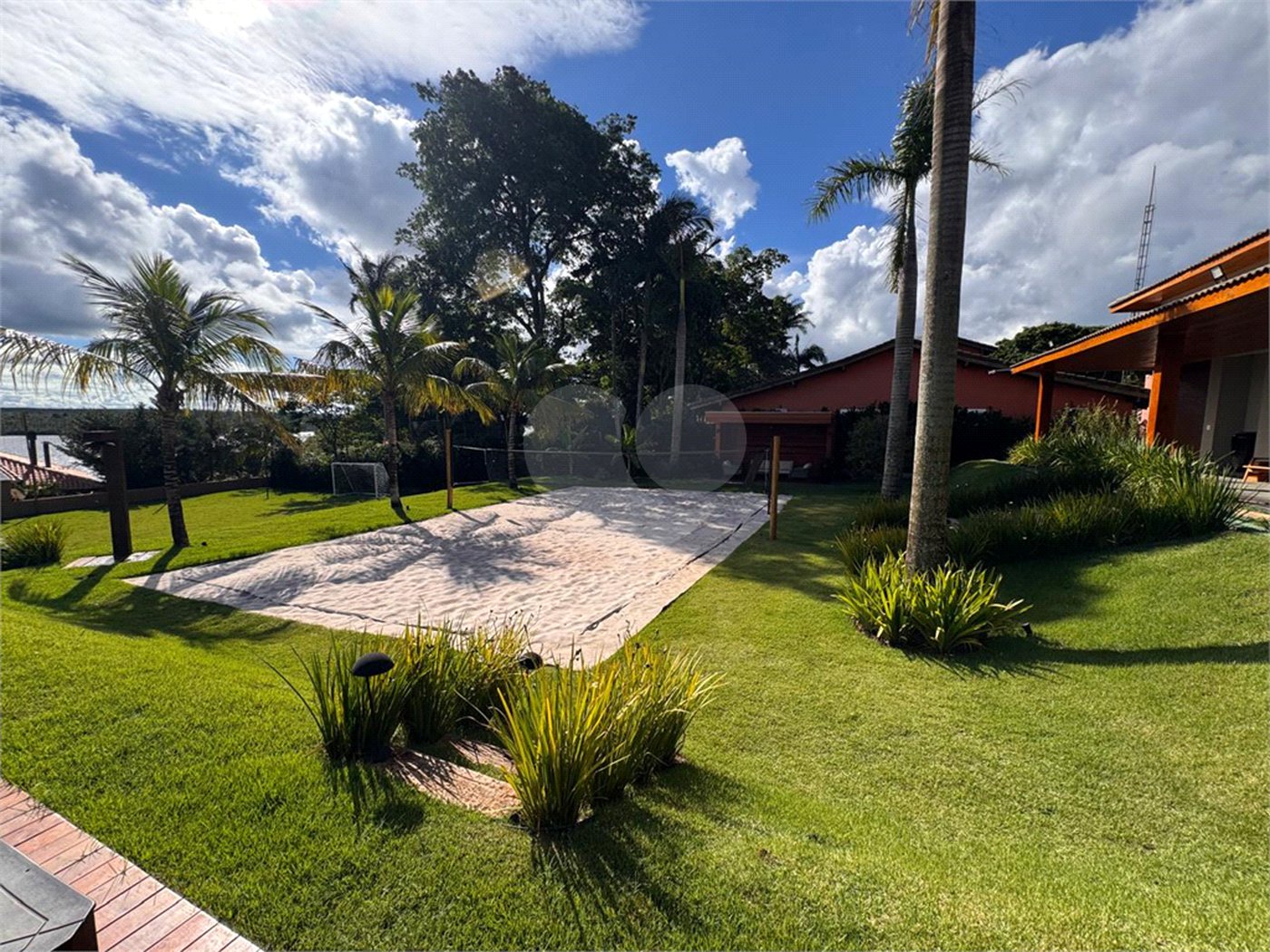 Casa à venda com 6 suítes no condomínio Vila Pinhal, Itirapina - SP