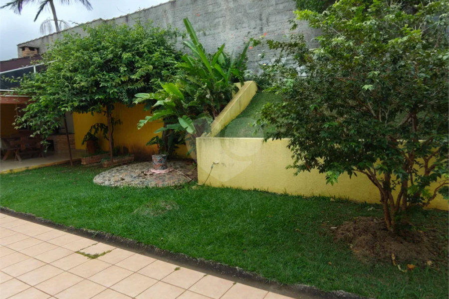 Casa à venda com 4 quartos, sendo 2 suítes,  em Country Residencial Felix, Bom Jesus dos Perdões, SP