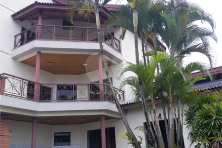 Casa à venda com 4 quartos, sendo 3 suítes, no condomínio Arujá 5, Arujá - SP