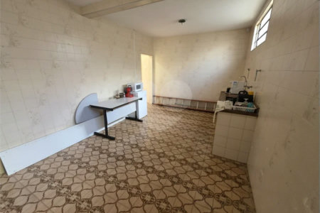 Casa térrea à venda com amplo quintal e grande potencial na Vila Nery