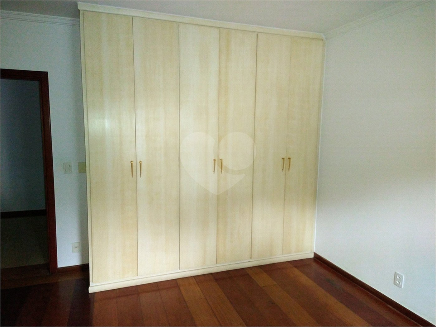 SOBRADO DE 426,0 M² COM 04 SUITES, SALÃO DE FESTAS, 06 VAGAS,06 BANHEIROS E PISCINA PARA LOCAÇÃO OU VENDA NO BARRO BRANCO