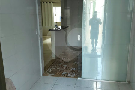 Casa Térrea com 2 dormitórios, sendo 1 suíte.