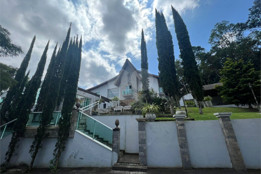 Casa à venda com 6 quartos, sendo 5 suítes, no condomínio Alpes da Cantareira, Mairiporã - SP