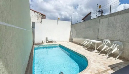 Casa à venda com 3 quartos, sendo 2 suítes, no condomínio Residencial Erika, São Paulo - SP