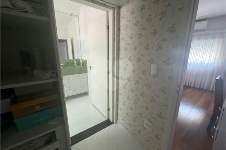 Sobrado à venda com 5 quartos, sendo 3 suítes, em Vila Nivi, São Paulo, SP