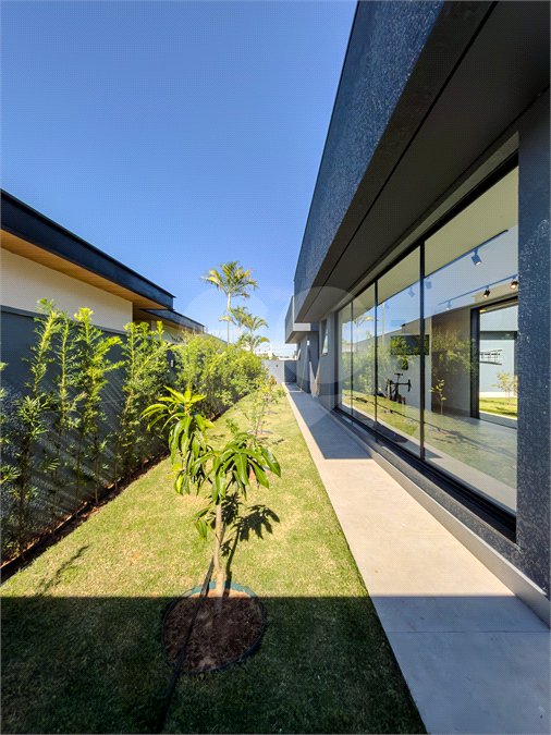 Indaiatuba - Quintas da Terracota - 1252 m² de terreno - casa térrea com 514 m² de área construída -3 vagas de garagem cobertas e 3 descobertas Lavabo - Sala de estar e jantar amplas e integradas - Escritório privativo - Cozinha toda equipada com geladeira, forno, micro-ondas, lava-louças,