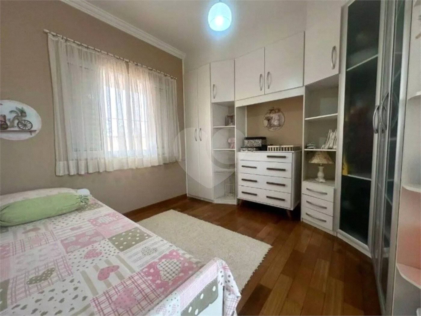 Casa à venda com 3 quartos, sendo 1 suíte, no condomínio Residencial Delle Stelle, Louveira - SP