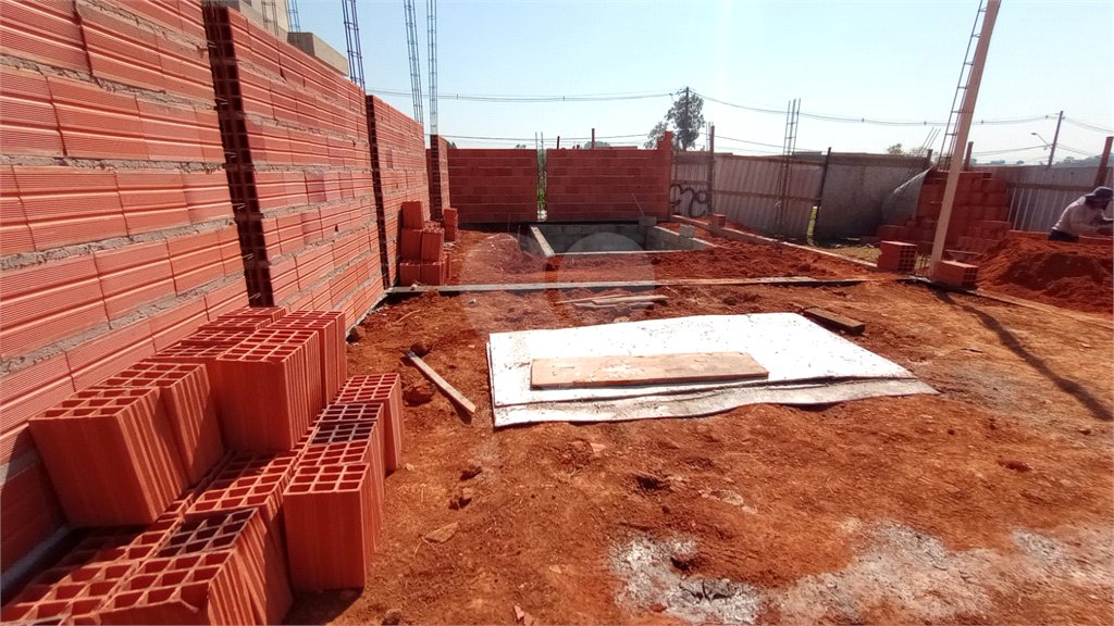 Casa à venda com 3 quartos, sendo 1 suíte, no condomínio Residencial Golden Ville, Itapetininga - SP