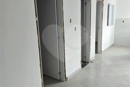 Apartamento com 48m², distribuídos em 2 dormitórios, sala, cozinha e 1 banheiro.