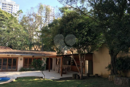 Sobrado à venda ou para alugar com 4 suítes em Alto da Boa Vista, São Paulo, SP