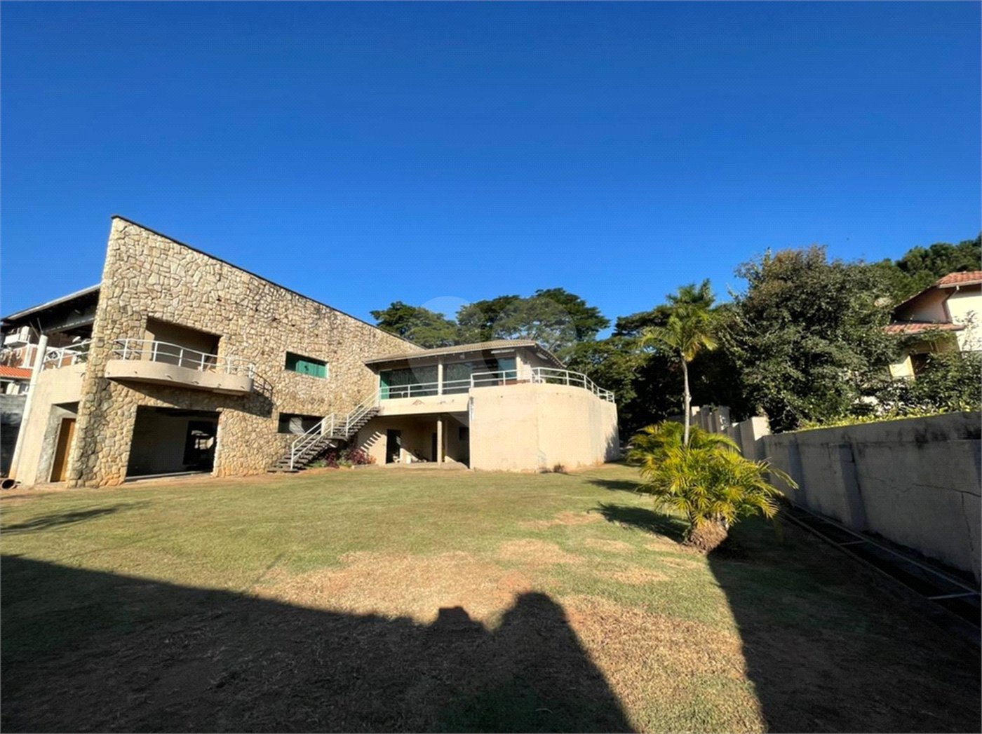 Casa à venda com 5 quartos, sendo 3 suítes,  no condomínio Flamboyant, Atibaia - SP