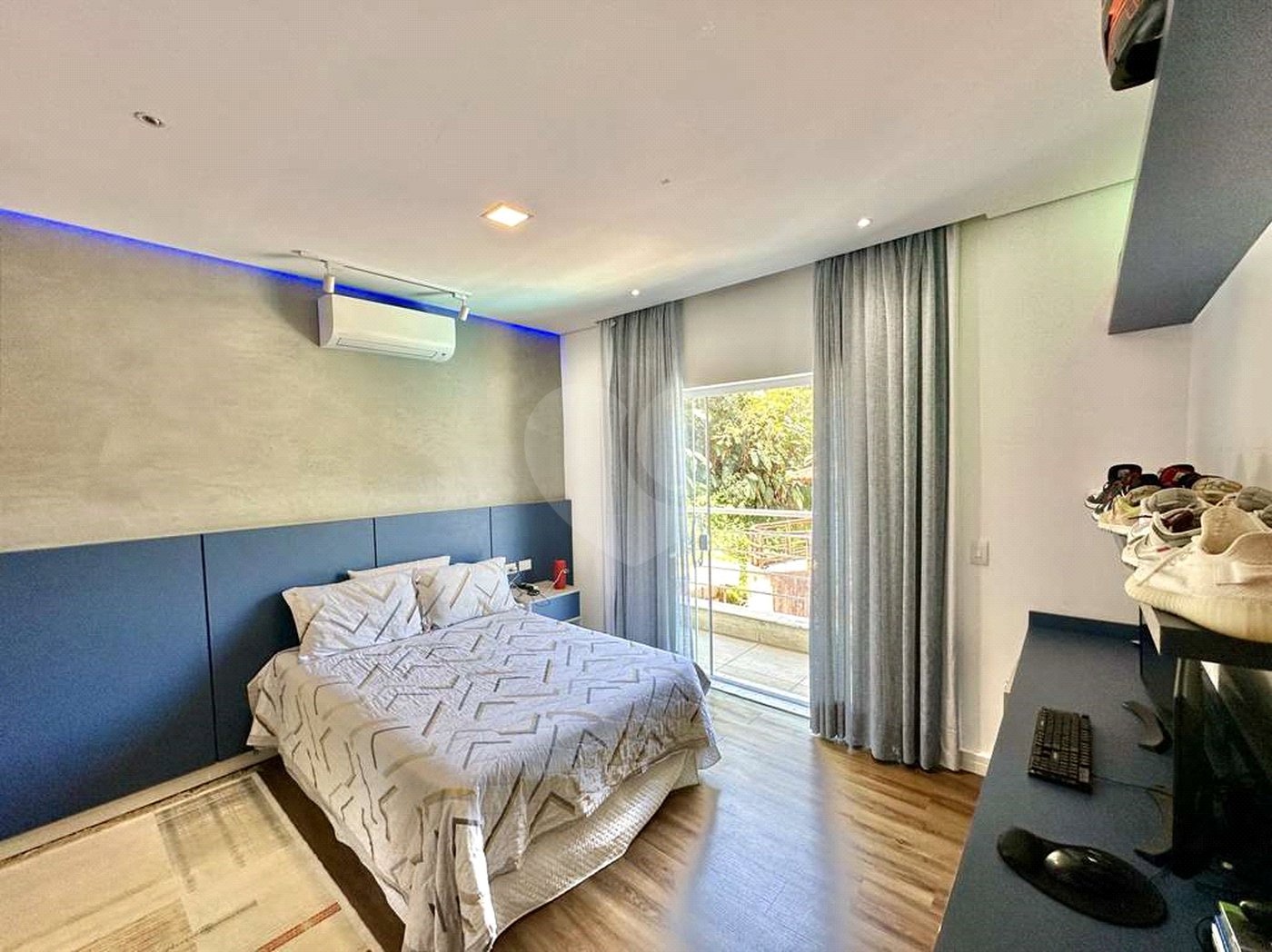 Casa à venda com 4 quartos, sendo 3 suítes, no condomínio Vilarejo, Carapicuíba - SP