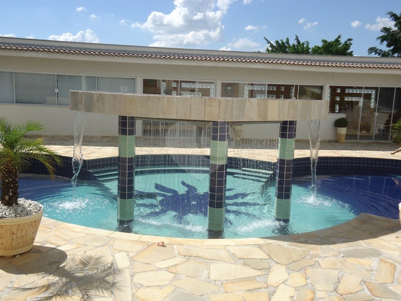 Casa à venda com 6 quartos, sendo 4 suítes,  no condomínio Monte Belo, Salto - SP