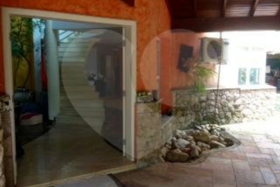 Sobrado à venda com 4 quartos, sendo 2 suítes, em Alpes da Cantareira, Mairiporã, SP