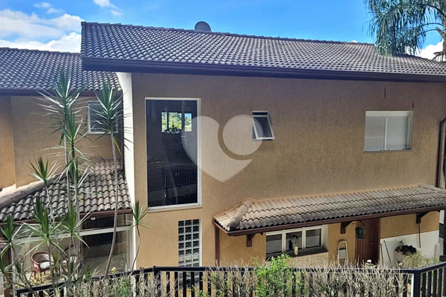 Casa à venda com 3 suítes no condomínio Cantareira, Mairiporã - SP