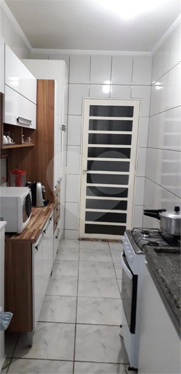 Casa térrea com 3 dormitórios, sendo 1 suíte.